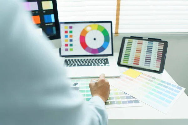 Kreatywność Koncepcja Mężczyzna Grafik Wybierając Próbki Kolorów Swatch Dokumencie Projektowania — Zdjęcie stockowe