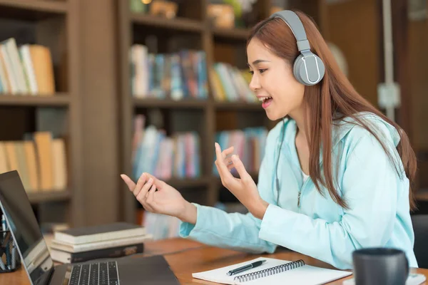 Conceito Educação Adolescente Fazer Videochamada Para Aprender Lição Fazer Perguntas — Fotografia de Stock