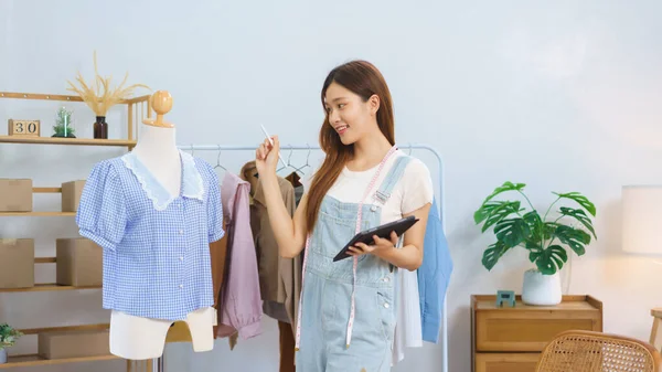 Online Shopping Concept Asian Women Selling Clothes Streaming Video Check — Stock Photo, Image