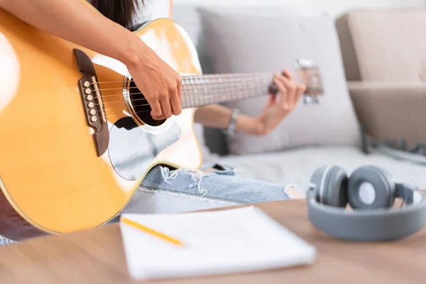 音楽とリラックスの概念 若いアジアの女性は歌詞とアコースティックギターで音楽を演奏 — ストック写真
