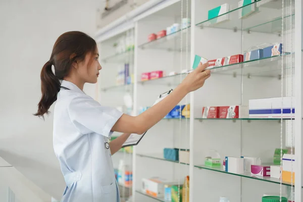 Medicine Health Concept Female Pharmacist Hold Medicine Box Checklist Paper — Stock fotografie