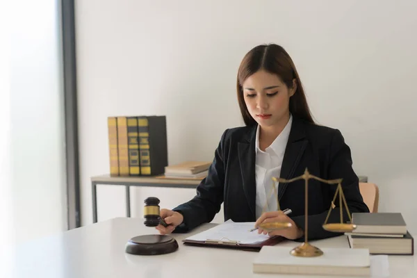 Hukuk Adalet Kavramı Kadın Avukat Elinde Çekiç Tutuyor Sözleşme Sözleşmesi — Stok fotoğraf