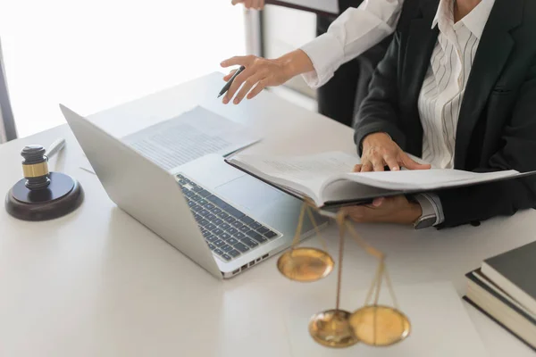 Rechts Und Gerechtigkeitskonzept Zwei Rechtsanwältinnen Diskutieren Über Vertrag Und Geschäftsvereinbarung — Stockfoto