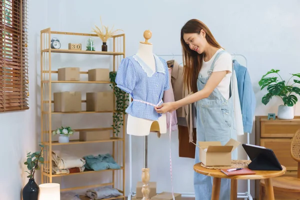 Fashion Blogger Concept Asian Women Measure Chest Shirt Present Sell — Stock Photo, Image