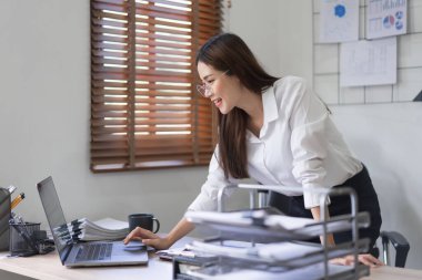 İş dünyası kavramı, İş kadını laptopta veri aramak ve iş raporlarını okumak için daktilo ediyor.
