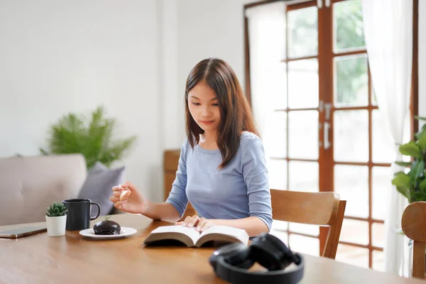 Work Home Concept Business Women Reading Book Eating Dessert Relax — Stockfoto