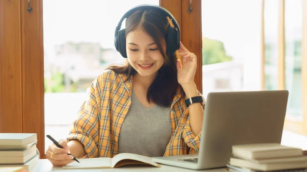 Education Literacy Concept College Student Girl Listening Lecture Online Doing — 图库照片