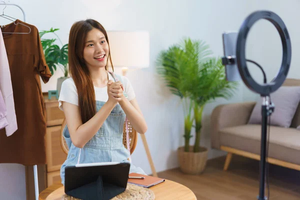 Online Marketing Concept Young Asian Women Greeting Video Streaming Selling — Stock Photo, Image