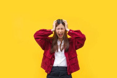 Kadınlar birbirine dokunuyor ve çığlık atıyorlar stresli ve baş ağrısı izole edilmiş sarı arka planda.