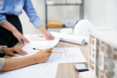 Mühendislik danışmanlığı kavramı, iki kadın mühendis yeni bir proje inşa etmek için beyin fırtınası yapıyorlar..