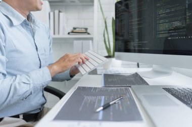Yazılım geliştirme kavramı, bilgisayarda veri kodları yazmak için klavye kullanan erkek programcı.