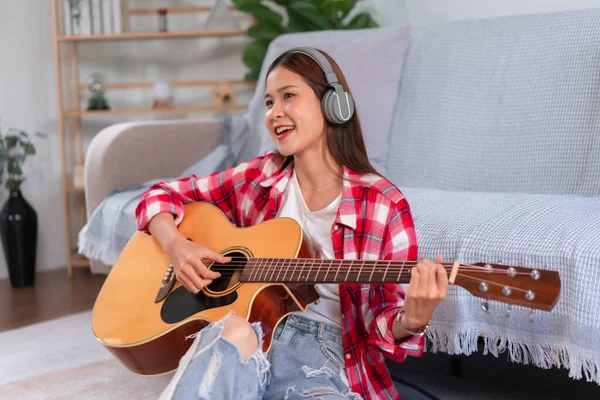 Begreppet Avkoppling Med Musik Ung Asiatisk Kvinna Bär Hörlurar Och — Stockfoto