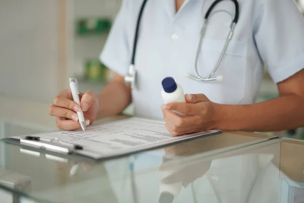 Medicine Health Concept Female Pharmacist Hold Pill Bottle Write Prescription — Foto Stock