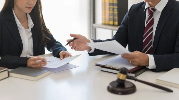 Law Justice Concept Lawyer Team Discuss Contract Agreement Business Law — Fotografia de Stock