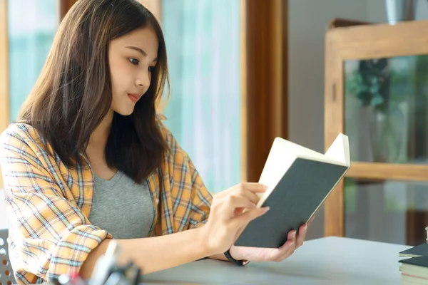Education Literacy Concept College Student Girl Reading Textbook College Library — ストック写真