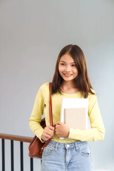 Conceito Educação Alfabetização Estudante Universitário Menina Sorriso Enquanto Carrega Saco — Fotografia de Stock
