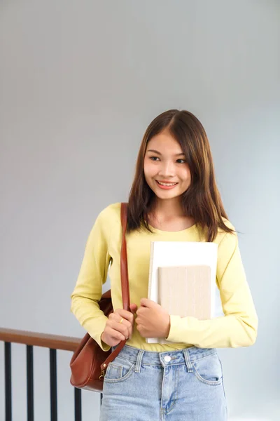 Concepto Educación Alfabetización Estudiante Universitaria Sonrisa Mientras Lleva Bolso Sostiene —  Fotos de Stock