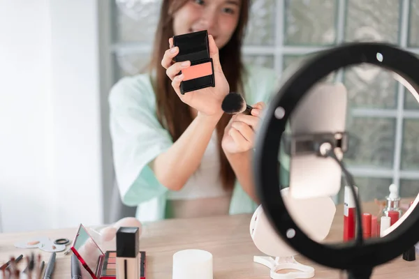 Beauty Vlogger Koncepcja Młoda Kobieta Stosuje Blusher Wprowadzenia Produktu Nagrywania — Zdjęcie stockowe