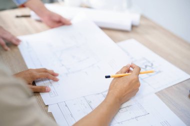 Mühendislik danışmanlığı kavramı, iki kadın mühendis yeni bir proje inşa etmek için beyin fırtınası yapıyorlar..