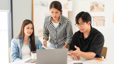 İnşaat planı konsepti, Mimarlık takımı ev planını dizüstü bilgisayarda birlikte tartışacağız..
