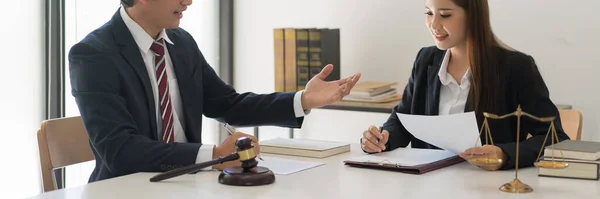 Conceito Jurídico Justiça Advogado Masculino Explica Contrato Sobre Regulamentação Consultor — Fotografia de Stock