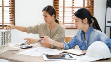 Mühendislik danışmanlığı kavramı, iki kadın mühendis, inşa modelini gösteriyor ve tartışıyor..