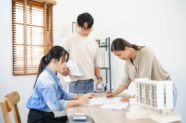 Mühendislik İnşaat Konsepti, Mühendislik Ekibi birlikte tartışmanın planını gösteriyor..