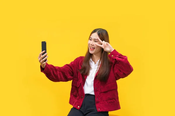 Kvinnor Ler Och Gör Tecken Gest Att Selfie Smartphone Över — Stockfoto