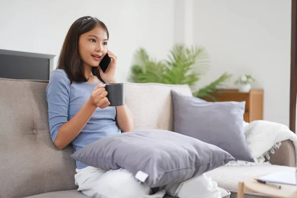 Munka Otthonról Koncepció Üzleti Nők Beszélni Telefonon Kollégájával Miközben Dolgozik — Stock Fotó