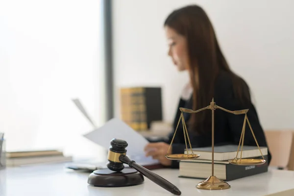 Conceito Advocacia Advogada Está Lendo Contrato Sobre Regulamentos Legais Trabalhando — Fotografia de Stock