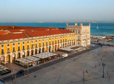 Portekiz, Lizbon 'da ticaret meydanı ve ünlü Tage nehri manzarası