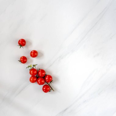 kırmızı domatesler mermer tahtada