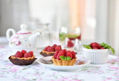 Ahududu meyve ile Mini turta