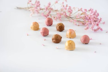 izole üzerine beyaz çikolata truffles