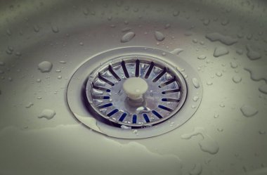 Yeni, paslanmaz çelik mutfak lavabosunun yakın plan görüntüsü.