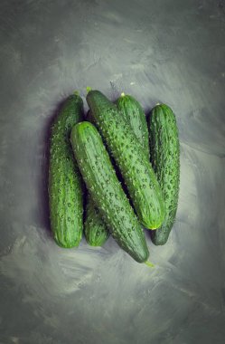 Kırsal masada az miktarda taze salatalık var.