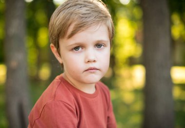 Yeşil Park 'ın arka planında güzel bir çocuğun portresi