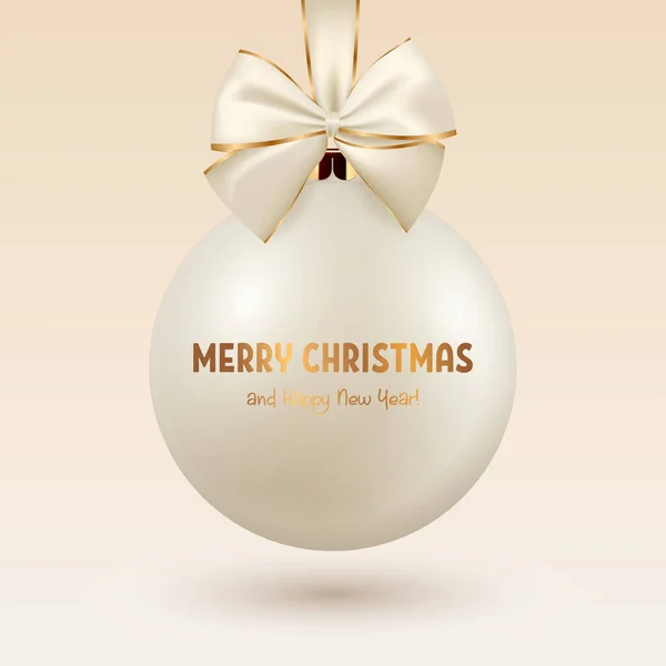 Vector Realistic 3D White oder Beige Christmas Glass Ball mit Seidenschleife und Golden Print Closeup. Design-Vorlage für Xmas und New Year Tree Toy Decoration, Weihnachtskugel für Mockup. Frontansicht — Stockvektor