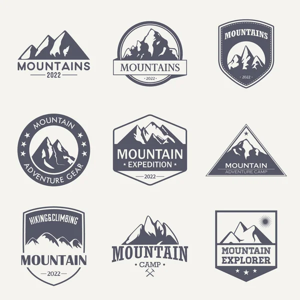 手描きの山々とベクトルラベル孤立しました 2022年 スキーリゾート ハイキング クライミング マウンテンバイクのロゴのためのイラストセット 冬の風景 キャンプデザインを描く — ストックベクタ