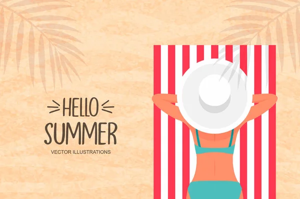 こんにちは夏 美人は日光浴です 白と赤のストライプのタオルでビーチに横たわっているビキニと白い帽子を身に着けている若い女性 女の子 ベクトルイラスト トップ表示 — ストックベクタ