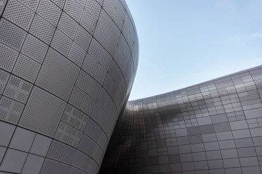 Dongdaemun Tasarım Plazası Seul, Güney Kore 'de 26 Eylül 2021' de Zaha Hadid tarafından tasarlanan fütüristik mimari