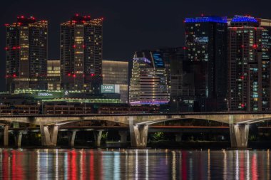 Seul gece manzarası ve Han nehri, Güney Kore 28 Ekim 2021 'de seyahat ediyor.