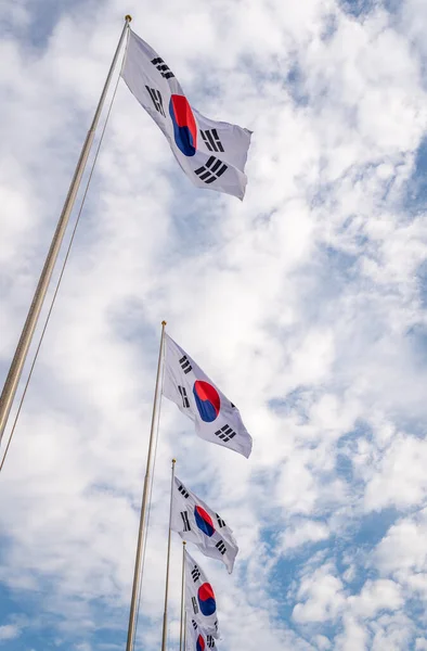 Vlaggen Van Zuid Korea Een Vlaggenmast Tegen Bewolkte Lucht — Stockfoto