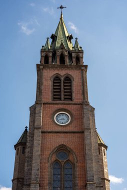 Güney Kore 'deki Seul Katolik Başpiskoposluğu' nun Myeongdong katedralinin çan kulesi.