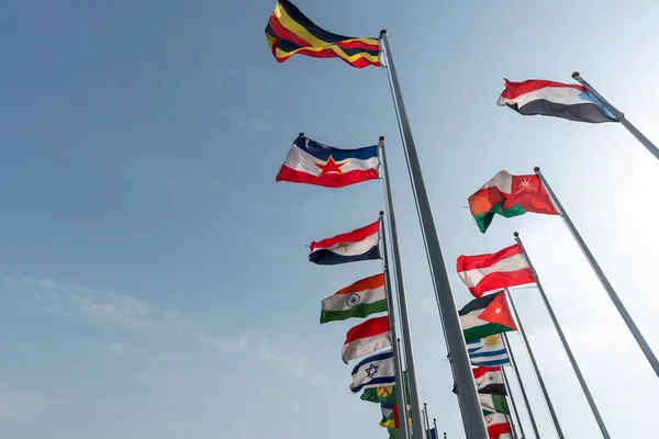 Nationale Vlaggen Van Veel Landen Vlaggenmasten Concept Van Internationale Samenwerking — Stockfoto