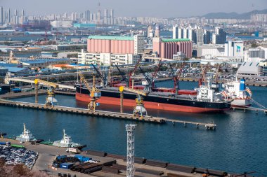 16 Nisan 2022 'de Güney Kore, Incheon Limanı' ndaki konteyner terminali.