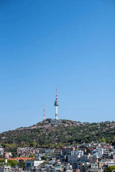 2021年4月15日 韓国ソウルの龍山区と南山タワー — ストック写真