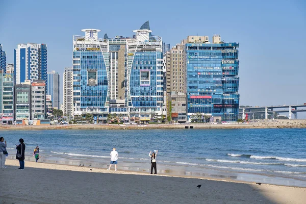 4 Mayıs 2022 'de Güney Kore Busan' daki Gwangalli plajı.