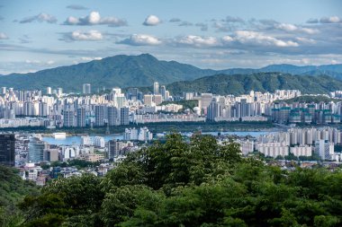 Seul şehir merkezinden Namsan Tepesi, Güney Kore 'den 6 Haziran 2022' de hava manzaralı seyahat