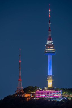 Yongsan, Seul, Güney Kore 'deki Namsan Kulesi 3 Mayıs 2022' de Ukrayna bayrağının renkleriyle aydınlatıldı.